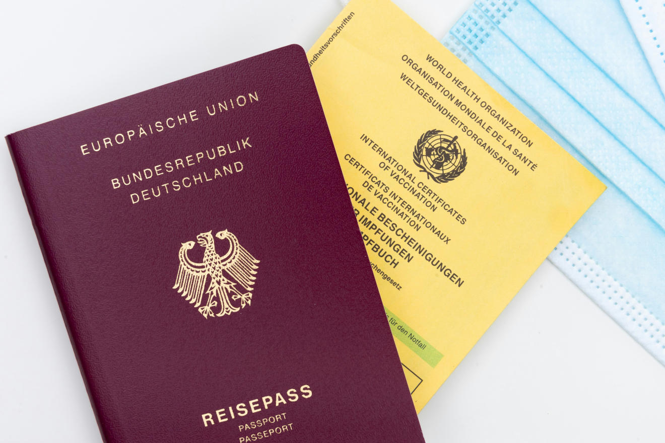 Für eine Hochzeit auf den Kanarischen Inseln müssen bestimmte Formalitäten erfüllt sein, dazu zählt ein gültiger Reisepass. Hochzeit auf den Kanaren - Formalitäten und Dokumente